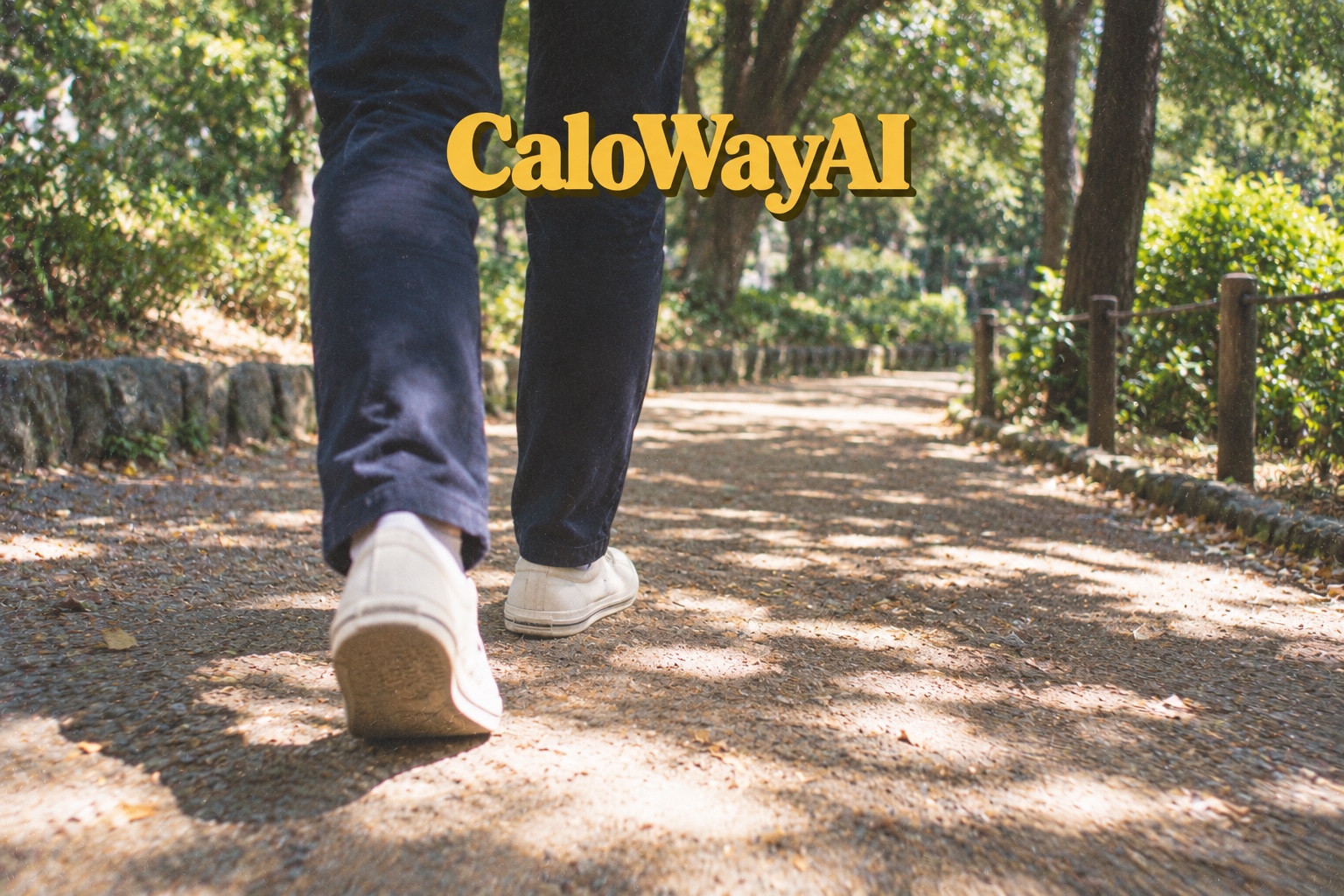 木漏れ日のある緑道を歩く足元と黄色のCaloWayAIロゴ