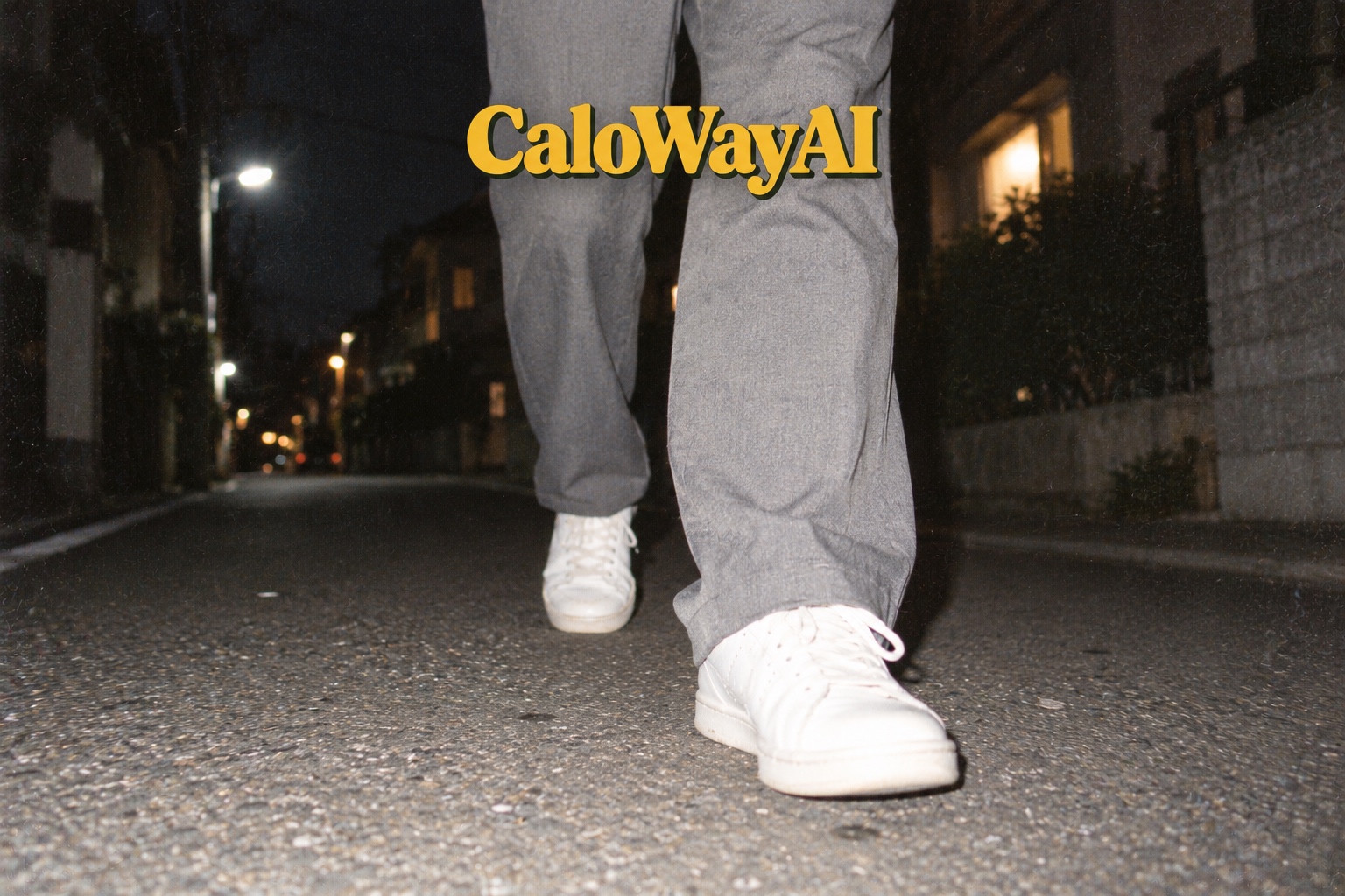 夜の住宅街を白いスニーカーで歩く足元と黄色のCaloWayAIロゴ